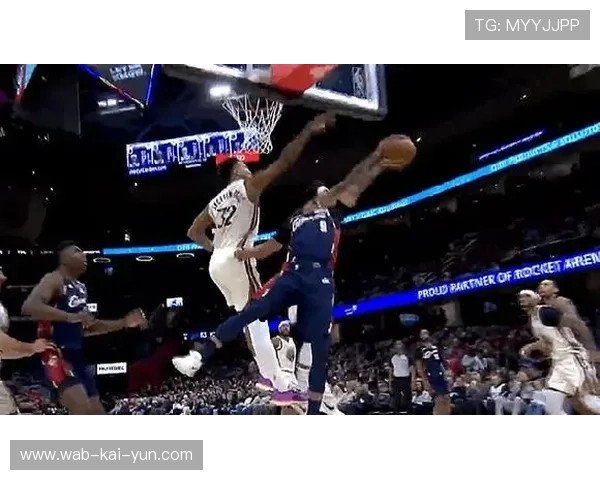 NBA球星大帽扇飞篮球，吓得对手倒退三步